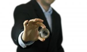 Formation Homme tenant une bille représentant le globe terrestre entre ses doigts